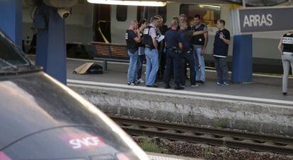 Investigadors de la policia francesa busquen proves a l'estació d'Arras (França), on va ser desviat el tren que va patir l'intent d'atemptat d'Ayoub al-Kahzzani.