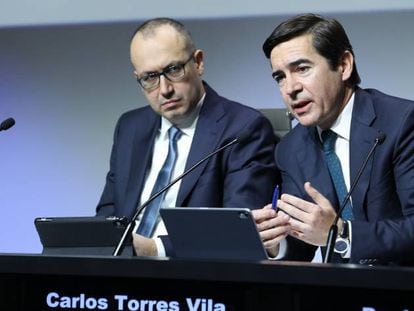 El presidente de BBVA, Carlos Torres Vila y el consejero delegado, Onur Gen&ccedil;