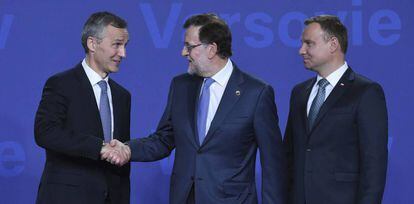 Rajoy, este viernes en Varsovia, saluda al secretario general de la OTAN, Jens Stoltenberg, en presencia del presidente polaco, Andrzej Duda.