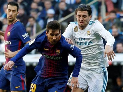 Kovacic persigue a Messi.