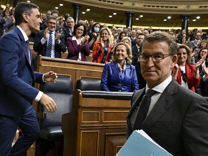 Alberto Núñez Feijóo, en primer término, tras felicitar a Pedro Sánchez, este jueves en el Congreso de los Diputados.