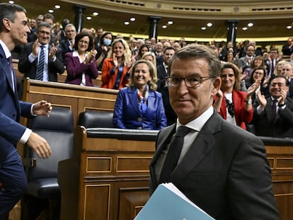 Alberto Núñez Feijóo, en primer término, tras felicitar a Pedro Sánchez, este jueves en el Congreso de los Diputados.