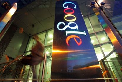 Vista nocturna de la sede de la compañía Google en Dublín, Irlanda.