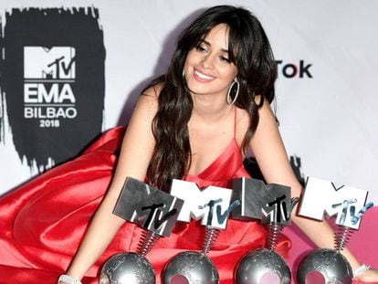 Camila Cabello posa con sus cuatro galardones conseguidos en los MTV EMA 2018. En vídeo, los mejores momentos de la gala.