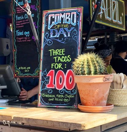 OFERTA DEL DÍA EN EL MERCADO DE TORVEHALLERNE. TRES TACOS POR 10 CORONAS DANESAS / CAPEL