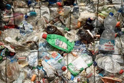 Plásticos apilados en la planta de reciclaje del grupo ALBA en Berlín (Archivo/ EFE)