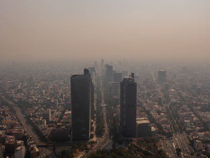Vista aérea de la contaminación en Ciudad de México en 2021.