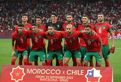 El equipo de Marruecos posa antes de un partido.