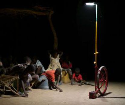 El llum portàtil que l’italià Matteo Ferroni ha dissenyat per a Mali.