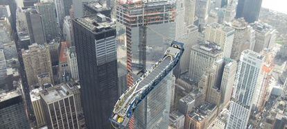 Instalación de una de las escaleras metálicas del One World Trade Center.