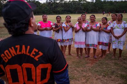 Las Amazonas reciben muchas visitas, hoy ha venido a su campo de entrenamiento, desde la ciudad de Mérida, un famoso predicador al que ellas admiran.