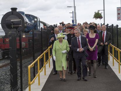 La Reina Isabel II a su llegada en tren a Belfast, este martes