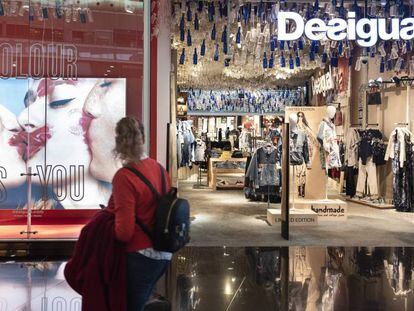 Una tienda de Desigual en el aeropuerto Josep Tarradellas Barcelona-El Prat.