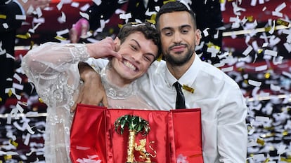 Los cantantes Blanco y Mahmood celebran su victoria en el festival de San Remo, el pasado 5 de febrero.