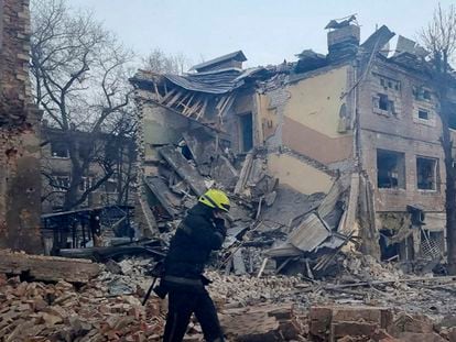 Un rescatador trabaja entre los restos de un edificio destruido por un ataque ruso en Dnipró (Ucrania), este viernes.