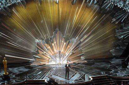 Jimmy Kimmel, presentador de la gala, en un escenario enmarcado en 45 millones de cristales de Swarovski. Todos acabamos cegados.