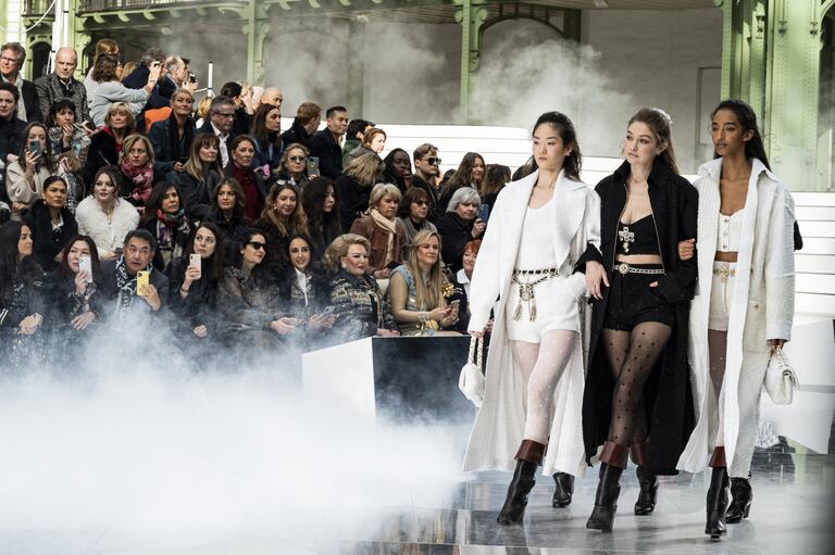 Tres modelos desfilan para Chanel en la semana de la moda de París, este martes.