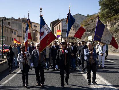 Marcha en homenaje a los exiliados, este lunes en Le Phertus, Francia.