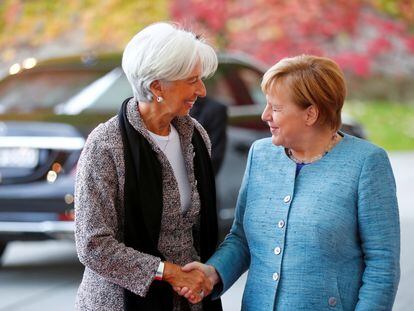 Christine Lagarde y Angela Merkel se saludan antes de una reunión del G20 en Berlín en octubre de 2018.