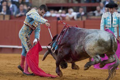 José María Manzanares descabellando a su tercer toro.