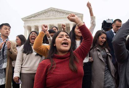 Un grupo de 'dreamers', como se llama a los protegidos por la acción diferida DACA, protestan delante del Tribunal Supremo en noviembre de 2019.