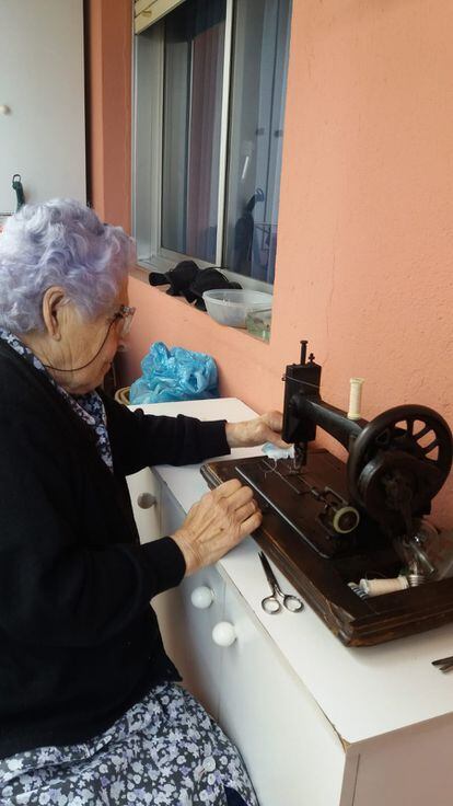 Amparo Ferreiro, vecina de Ponteareas de 90 años, confecciona una mascarilla en su casa. / Imagen cedida por MAITE ISLA