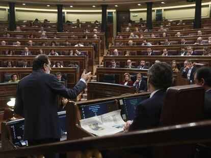 Mariano Rajoy contesta a Albert Rivera durante un debate en el Congreso. 