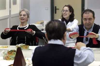 Enfermos de parkinson reciben clases de fisioterapia en la sede de la Asociaci&oacute;n de Parkinson de Madrid.  