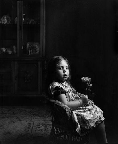 'Cualladó esencial' es el nombre de la exposición monográfica que la Sala Canal Isabel II dedica al fotógrafo valenciano fallecido en 2003. En la imagen, 'Niña de la rosa'. Madrid, 1959.