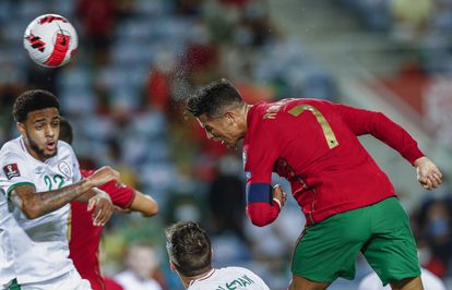 Cristiano Ronaldo marca un gol con la cabeza en el partido de clasificación para el Mundial 2022 contra Irlanda