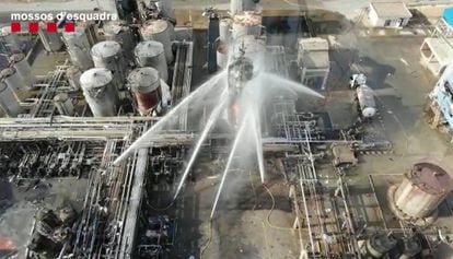Tareas de extinción del incendio en una empresa química de Tarragona, en enero.
