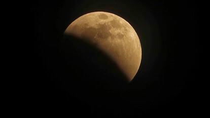 Fotografía de la luna durante un eclipse hoy, en Santa Lucía, Honduras.