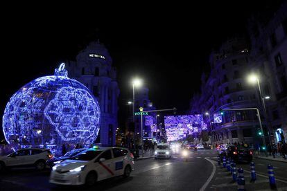 Vista de las luces navideñas del principio de la Gran Vía, inauguradas este jueves en Madrid.