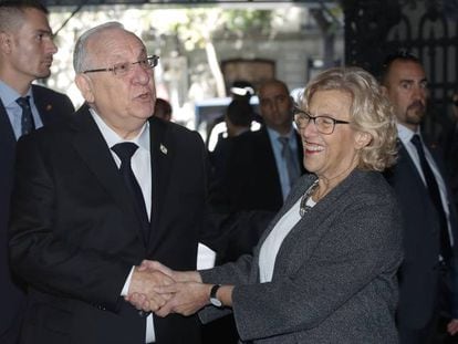 La alcaldesa de Madrid Manuela Carmena con el presidente de Isreal Reuven Rivlin.