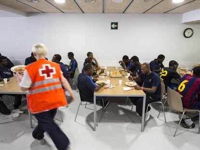La Creu Roja atén els migrants arribats aquesta setmana a Barcelona. 