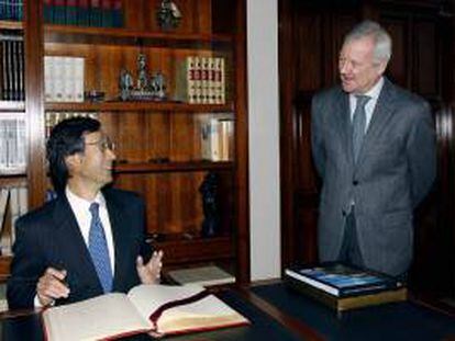 El presidente de la Comunidad Autónoma de Murcia, Ramón Luis Valcárcel (d), al inicio de la reunión que ha mantenido hoy en su despacho del palacio de S. Esteban de Murcia, sede del ejecutivo regional, con el embajador de Japón en España, Satoru Satoh (i).