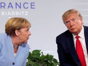 El presidente de EE UU, Donald Trump, y la canciller alemana, Angela Merkel, durante su reunión bilateral en el G7 de Biarritz el verano pasado.