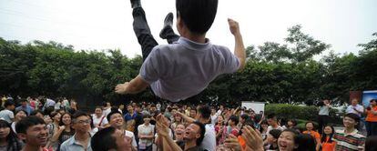 Estudiantes de instituto lanzan al aire a su profesor después de los exámenes de acceso a la universidad celebrados en China este fin de semana.