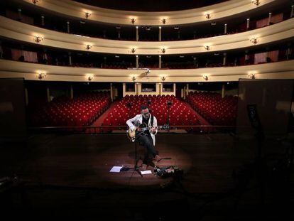 Jorge Drexler, durante su concierto online el pasado 10 de marzo en el Teatro Popular Melico Salazar de San José, Costa Rica, totalmente vacío.