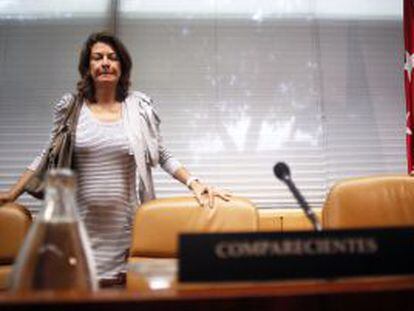 La consejera de Educación y Empleo, Lucía Figar, al inicio de su comparecencia en la Comisión de Educación. 