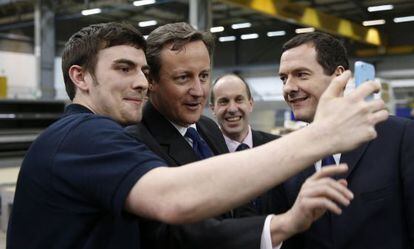 Cameron posa en un selfie con un aprendiz.