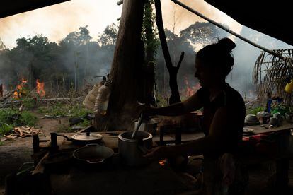 "Laura" es una joven campesina que vive en la amazonía colombiana, ella cocina mientras su esposo quema el bosque alrededor de la casa improvisada para empezar a hacer su finca.