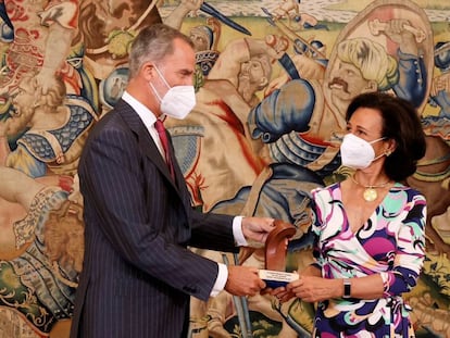 El rey Felipe entrega a la presidenta del Banco Santander, Ana Botín, el VII Premio Enrique Iglesias al desarrollo del Espacio Empresarial Iberoamericano por su contribución al progreso económico y social de los países de esta región, este martes en el Palacio de la Zarzuela. EFE/CASA S.M. EL REY/ José Jimenez