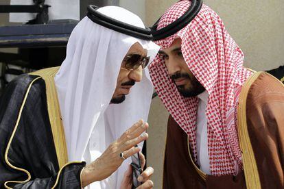 El rey Salman habla con su hijo el pr&iacute;ncipe Mohamed Bin Salman.