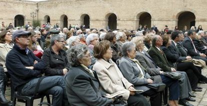 Los asistentes al acto de homenaje de las víctimas de la Guerra Civil.