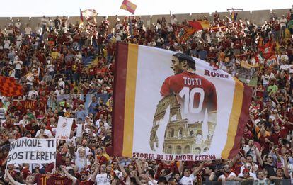 Pancartas para Totti en las gradas del Olímpico. 
