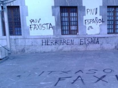 Fotograf&iacute;a de las pintadas de Arrigorriaga, publicada en la cuenta de Twitter de Itxaso Atutxa.