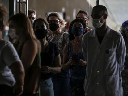 Una fila para vacunarse contra la covid en Río de Janeiro, que ha comenzado a inmunizar este mes a los adolescentes de 17 años.
