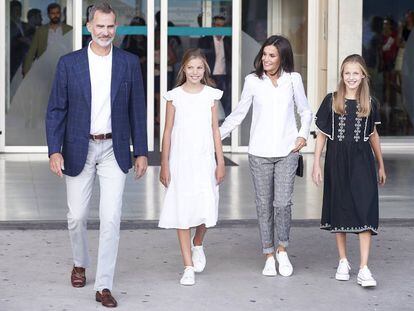 Los reyes Felipe y Letizia con sus hijas la infanta Sofía y la princesa Leonor, en la entrada de la clínica Quirón el pasado martes.