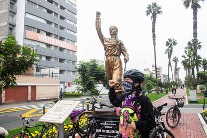 Mariela Meza es feminista y activista del ciclismo en Lima, Perú. Se mueve constantemente en el vehículo a pesar del acoso y de la falta de ciclovías en la ciudad.
